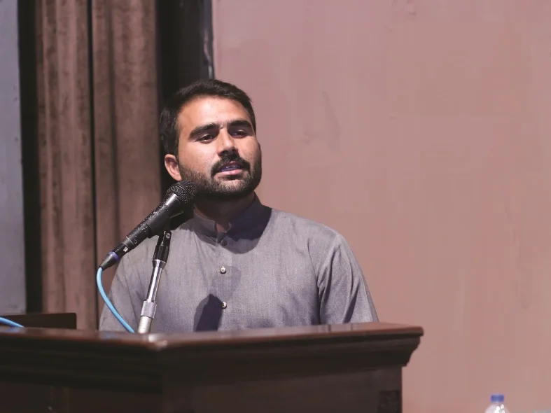 Usman Bilal speaking at a Bunyad event